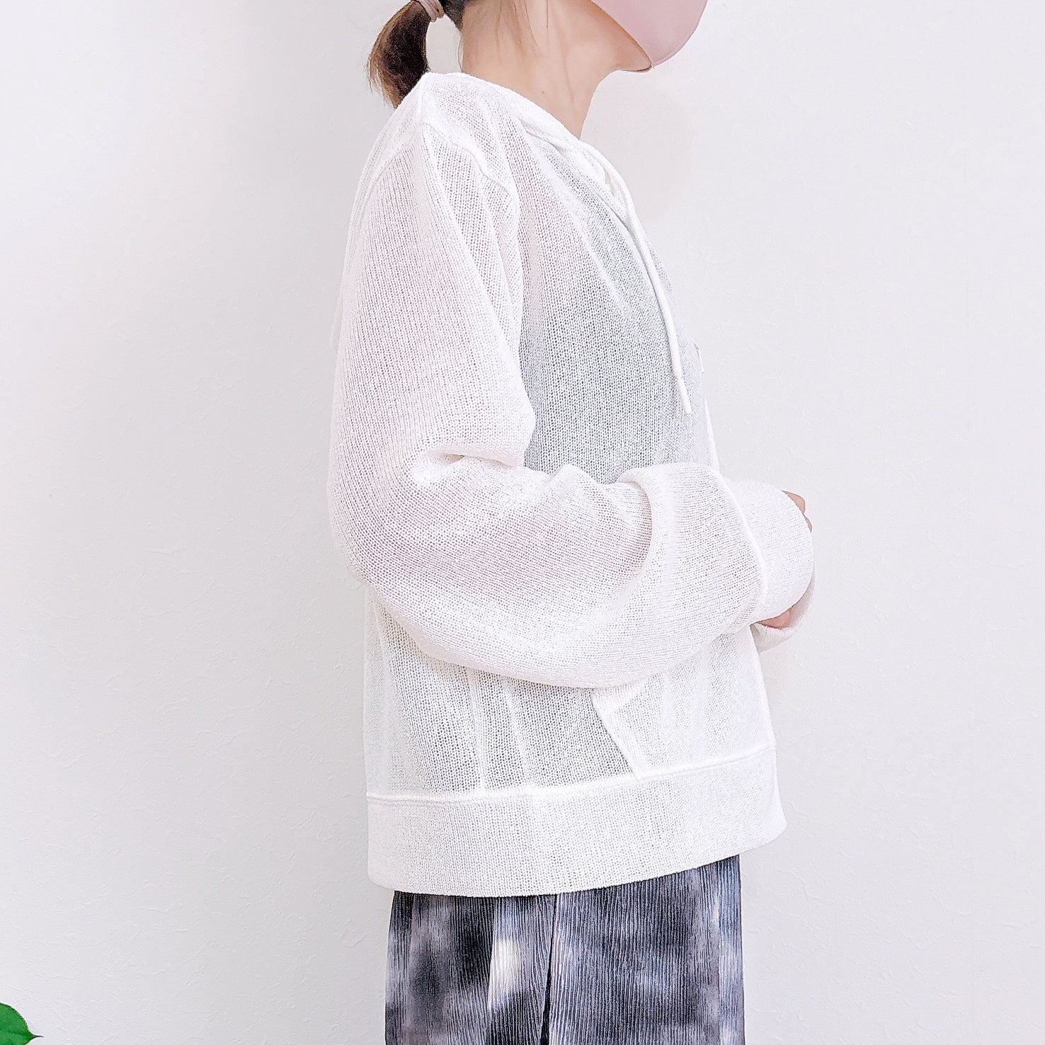 GU（ジーユー）の「ループヤーンフルジップパーカ」身長162cm女性でLサイズを着用。横を向いて立っている様子。