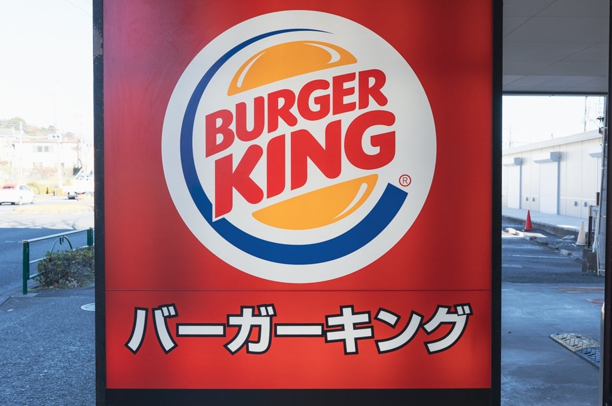 バーガーキングのドライブスルー看板が店舗の外に設置されている。
