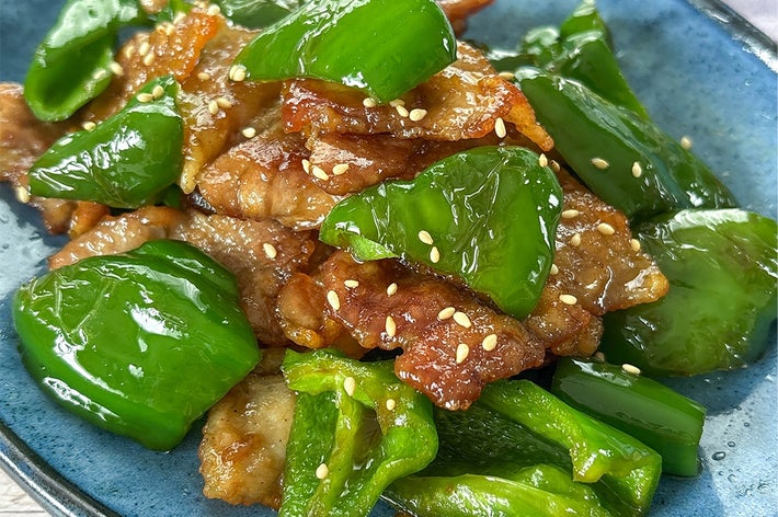 豚バラピーマンの焼肉のたれ炒めの料理。