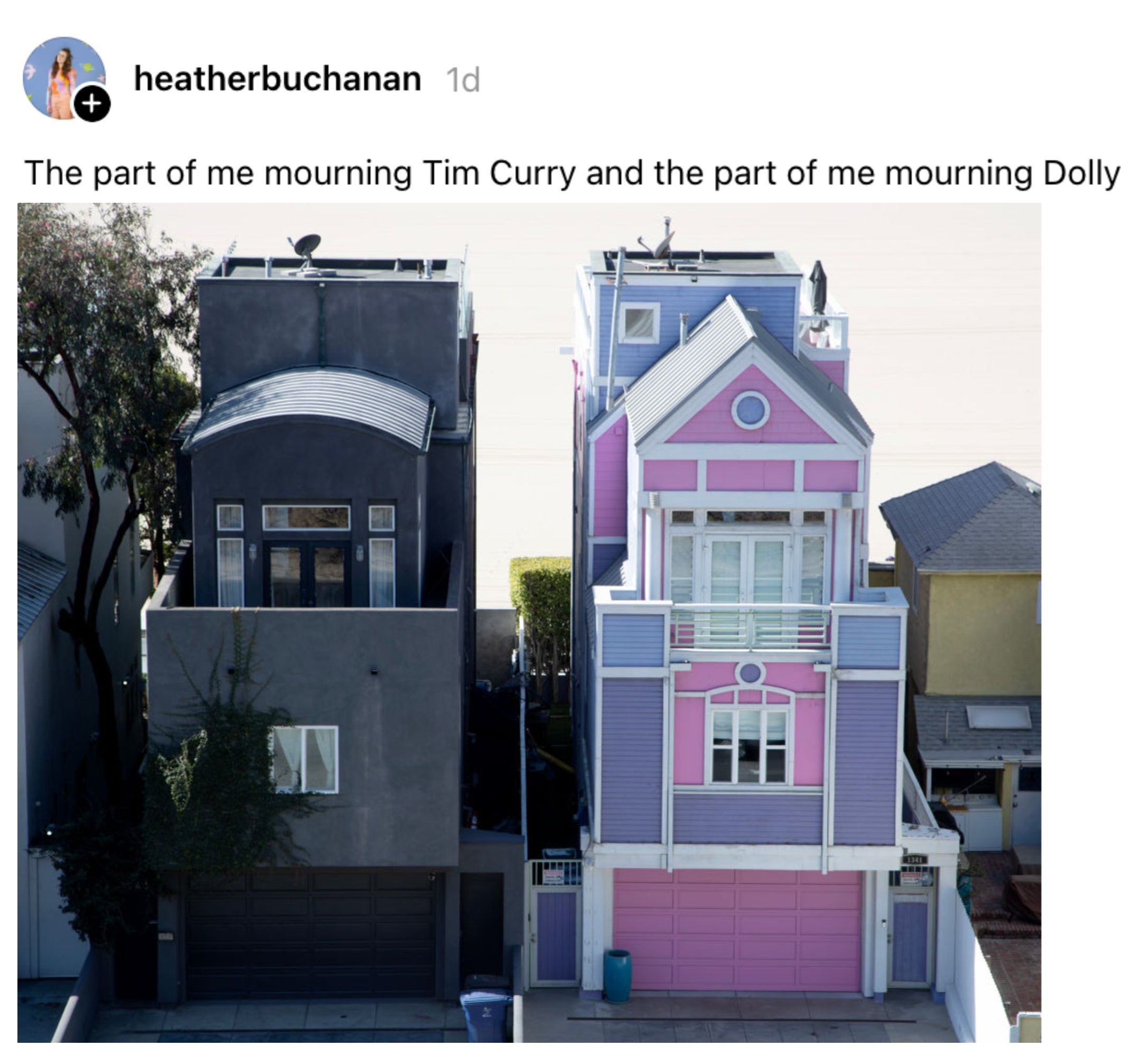 En strandscene med to fargerike hus, ett grått og ett lilla, som ligner et innlegg på sosiale medier som diskuterer Tim Curry og Dolly
