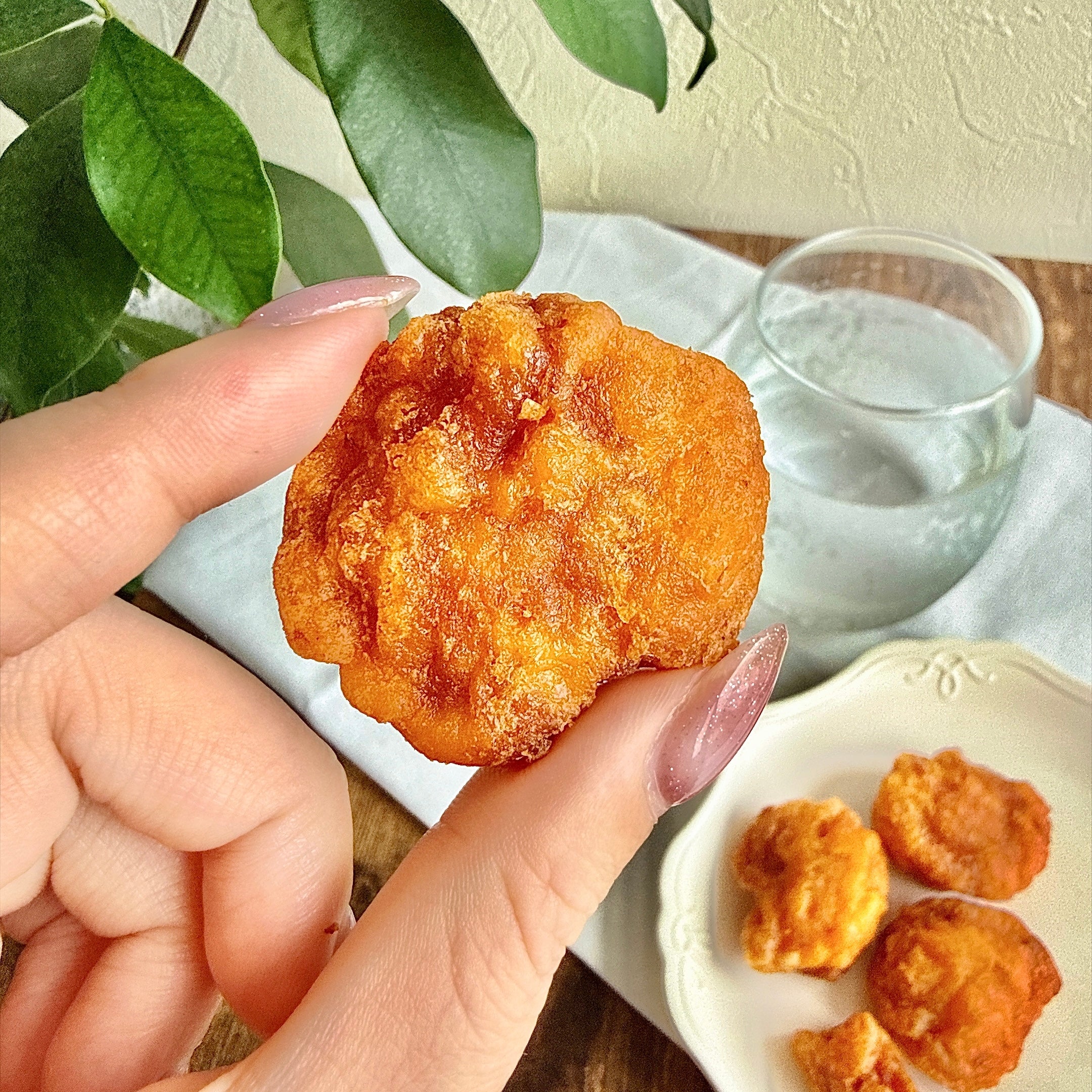 手でローソン 「からあげクン 七宝麻辣湯監修 麻辣湯味」を持ち、大きさを示している。