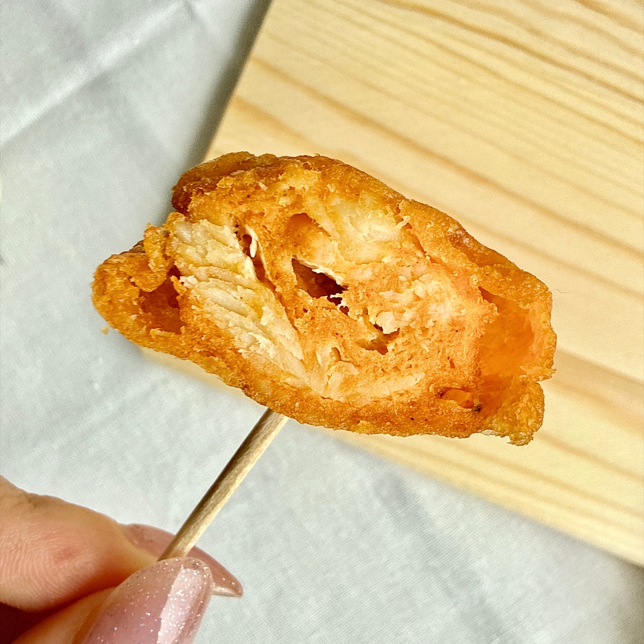 ローソン 「からあげクン 七宝麻辣湯監修 麻辣湯味」の断面クローズアップ。
