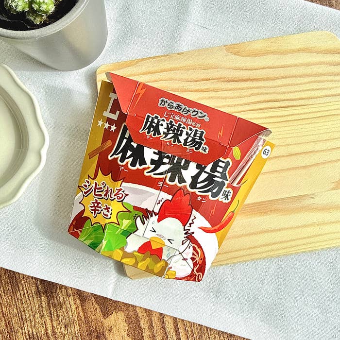 ローソン 「からあげクン 七宝麻辣湯監修 麻辣湯味」がテーブルに置かれている様子。