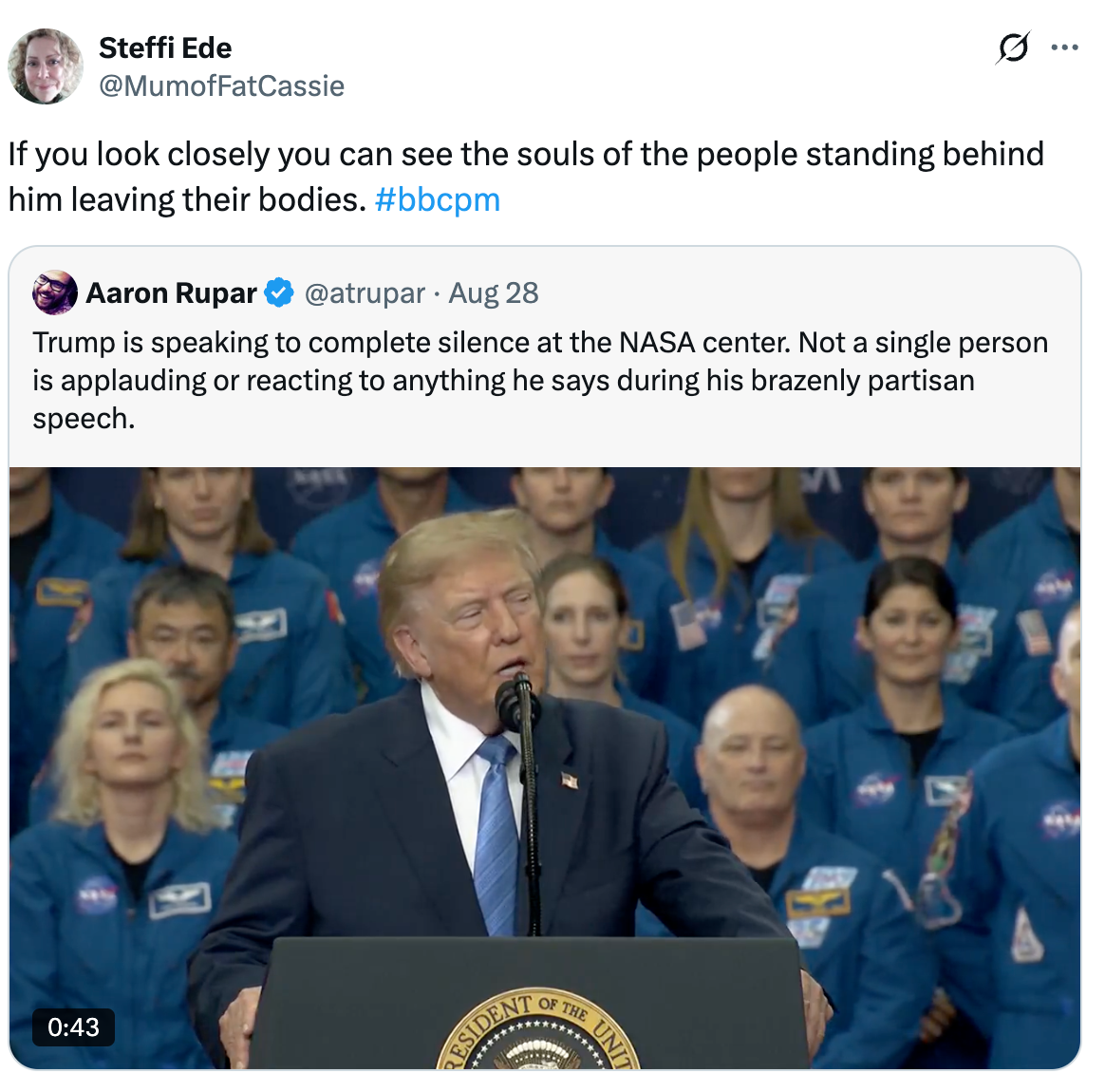 Donald Trump taler på et NASA-arrangement til et stille publikum, som fremhevet av en brukers tweet-kommentar