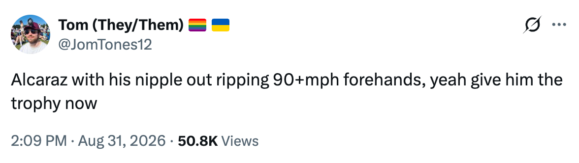 Tweet av brukeren Tom, som uttrykker beundring for Alcaraz sine kraftige forehands, og antyder humoristisk at han burde vinne et trofé