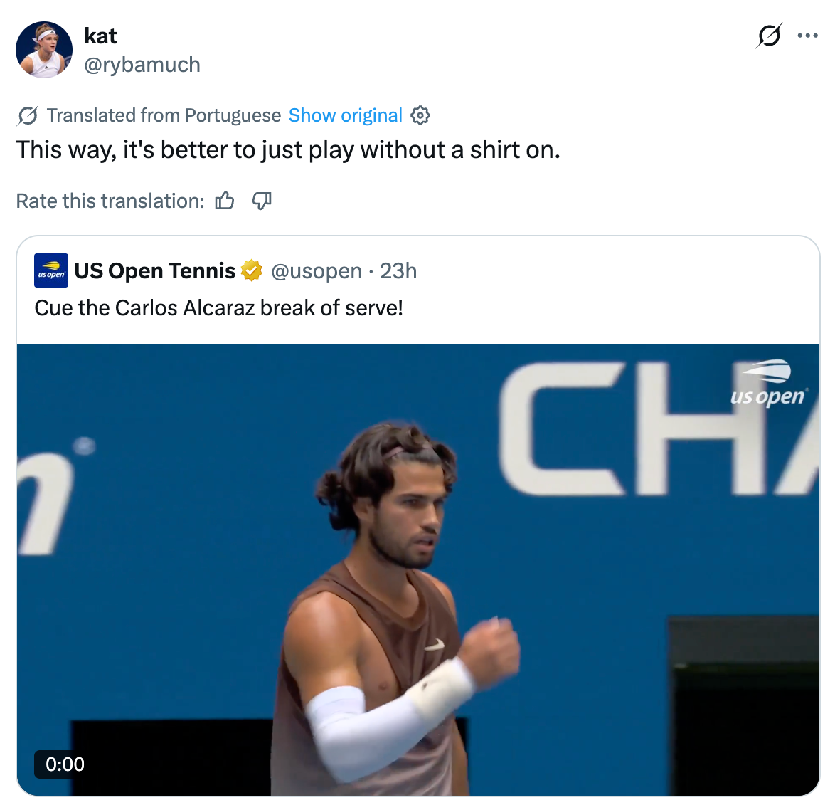 Tweet foreslår humoristisk å spille bar overkropp etter at en video viser en tennisspiller i et ermeløst antrekk på US Open