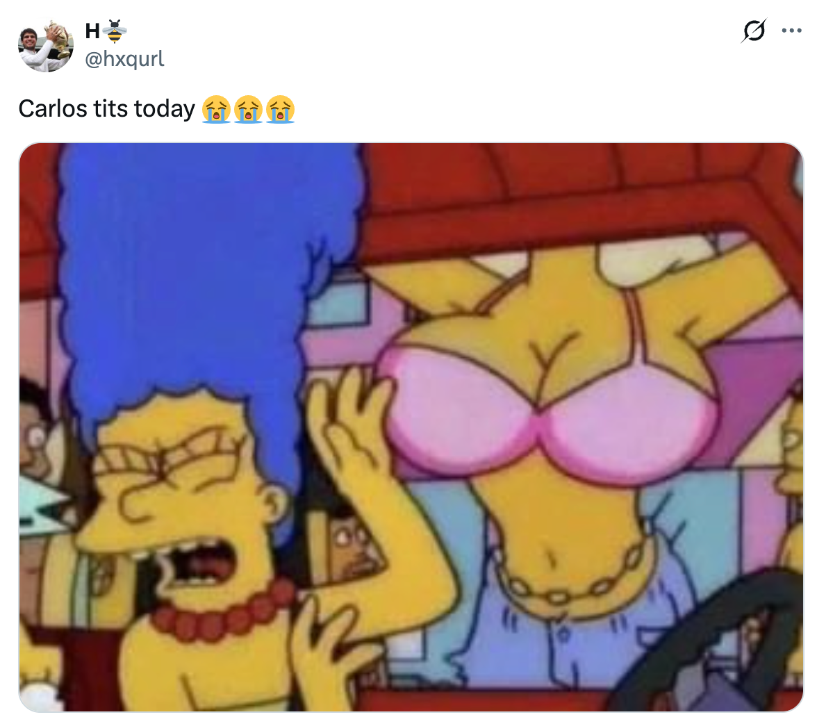 Marge Simpson roper i en bil med en karakter kledd i en avslørende rosa topp ved siden av henne. Bildeteksten lyder: "Carlos pupper i dag" med emojier