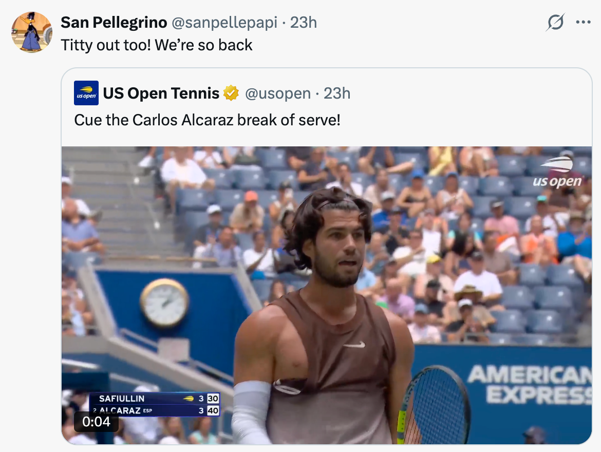 Tweet som viser tennisspilleren Carlos Alcaraz på banen under en kamp, med en kommentar om å være tilbake