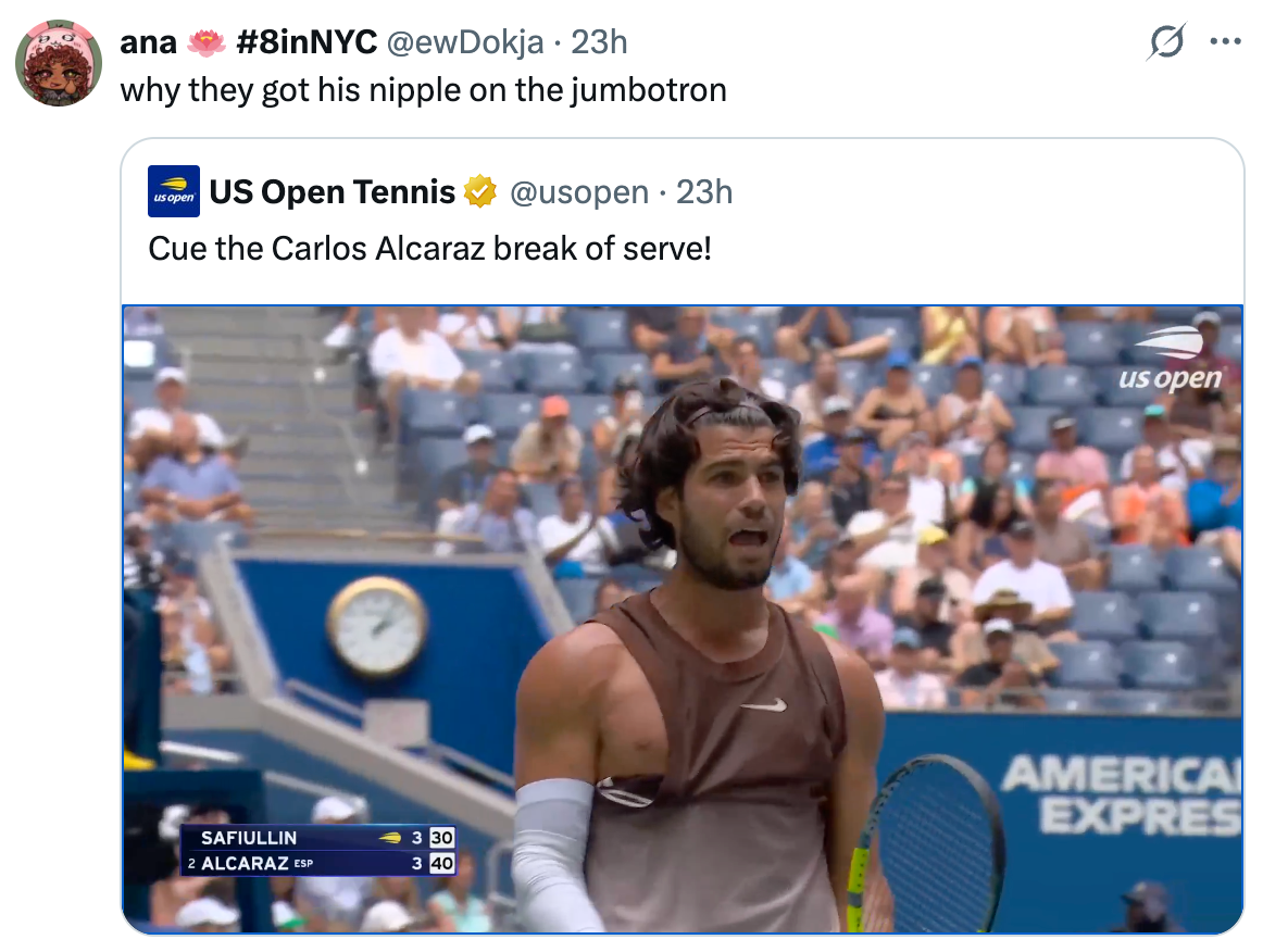 Tennisspiller på banen, ser intens ut under en kamp i US Open, med en resultattavle i bakgrunnen som viser Safiullin og Alcaraz