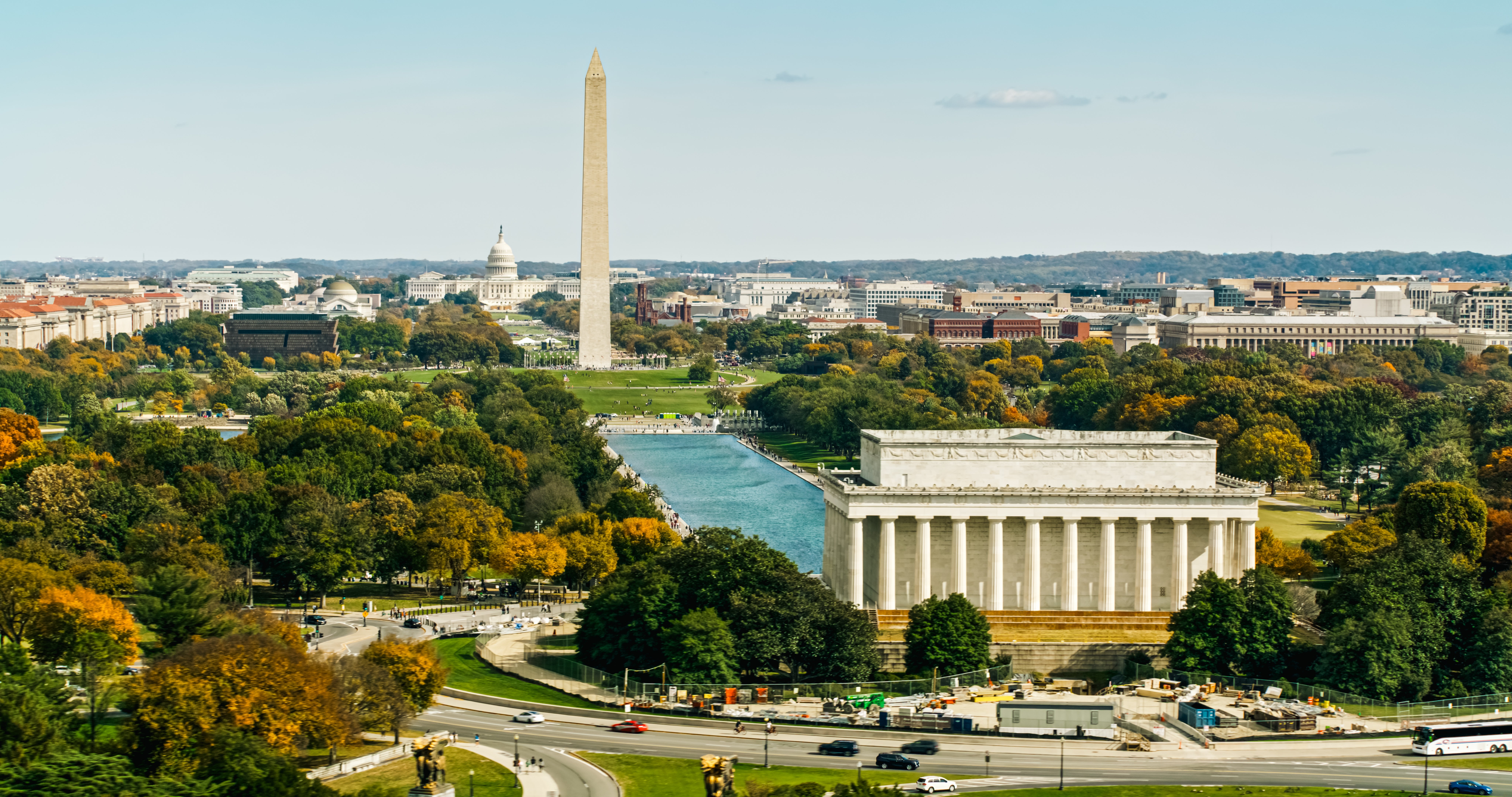 En naturskjønn utsikt over Washington, DC, med Washington Monument, Lincoln Memorial og US Capitol, omgitt av høsttrær