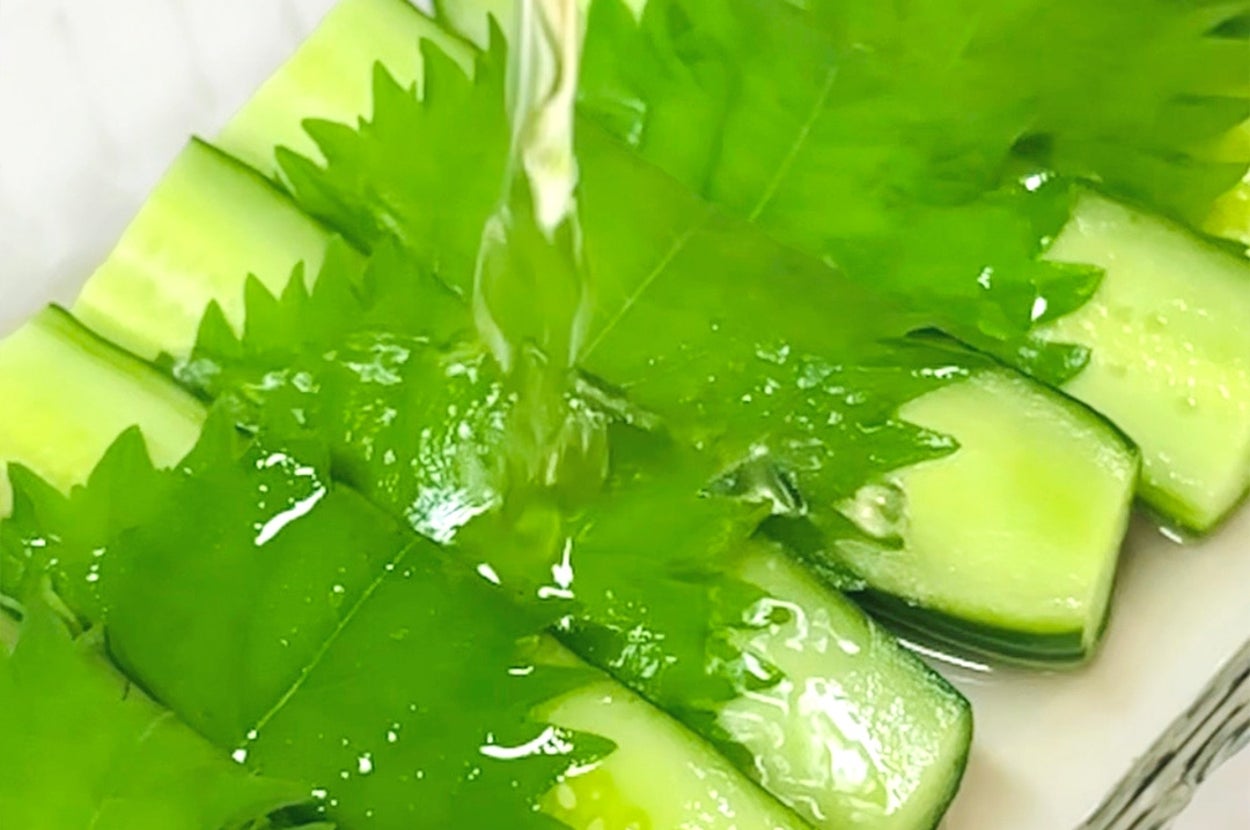 きゅうりと青じその葉に調味液がかかっている。