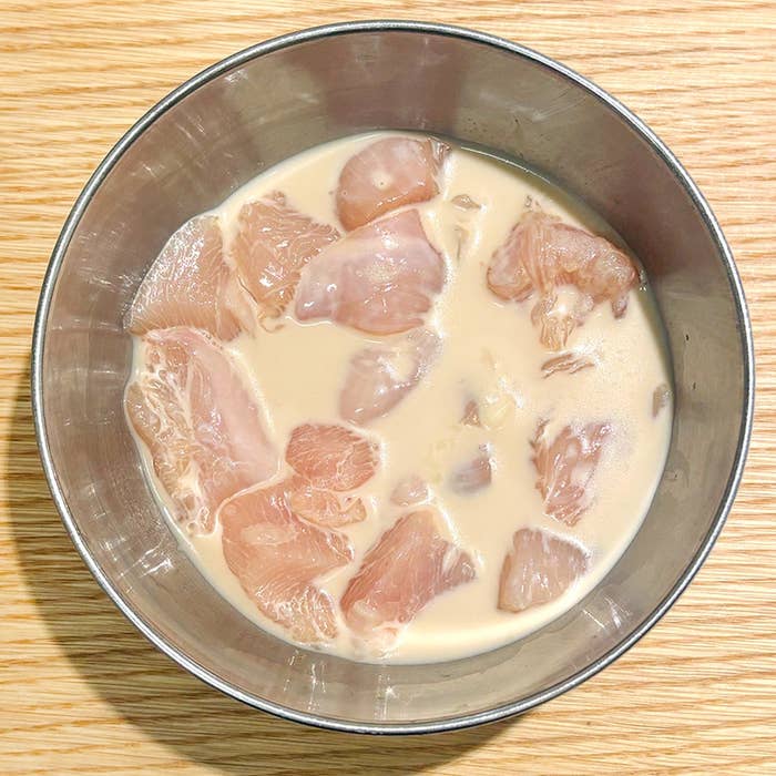 ボウルに入った鶏肉のマリネ。