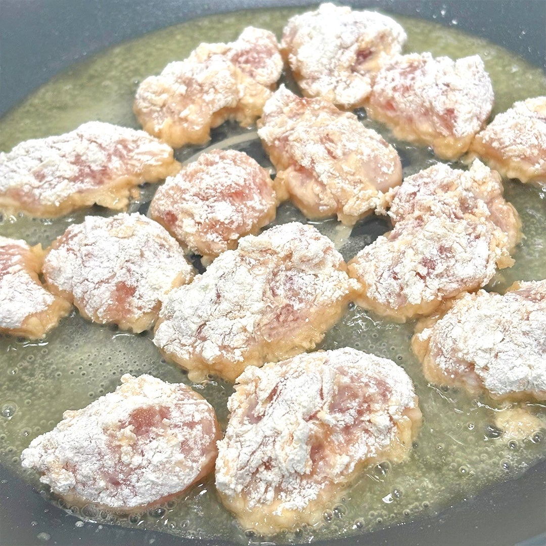 フライパンで調理中の一口サイズの鶏ささみ肉。