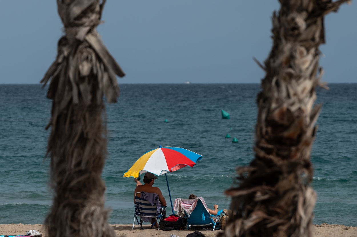 エル・カンページョ・ビーチ（スペイン）の海水浴客（＝2026年8月27日）Marcos Del Mazo / LightRocket via Getty Images