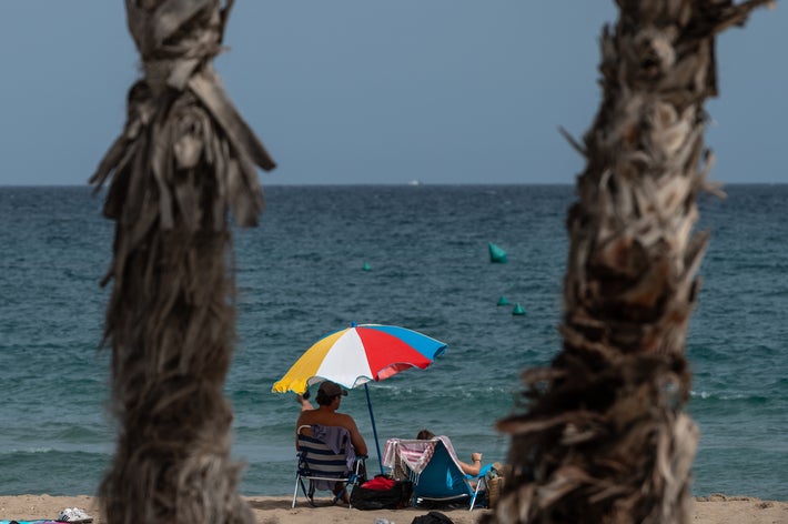 エル・カンページョ・ビーチ（スペイン）の海水浴客（＝2026年8月27日）Marcos Del Mazo / LightRocket via Getty Images
