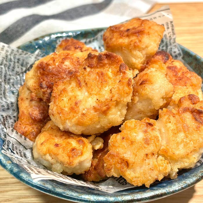 皿に盛られたチキンスナック。カリっとした衣が特徴的。