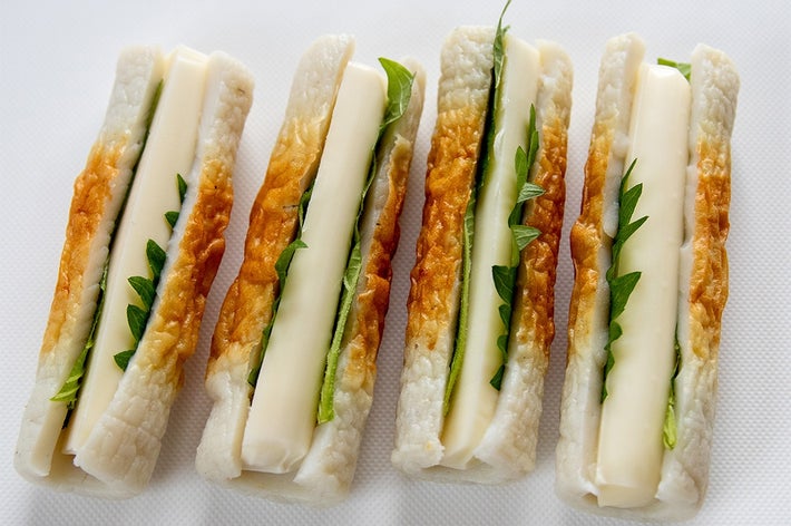 4つちくわが並んでおり、チーズと大葉が挟まれている。