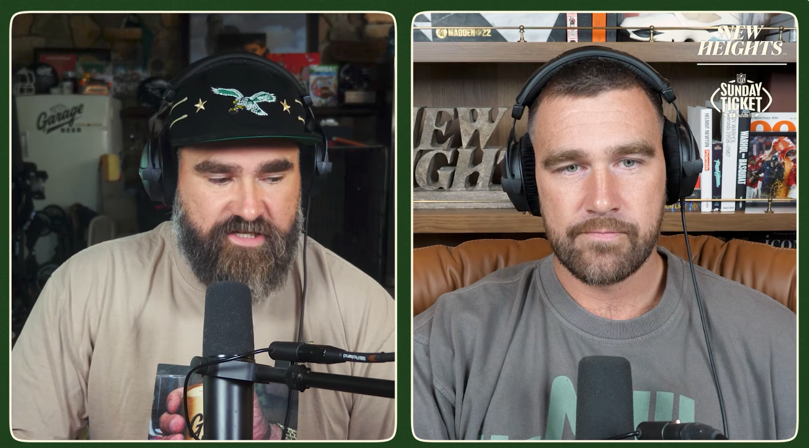 To menn med hodetelefoner snakker i mikrofoner under et podcastopptak på separate steder