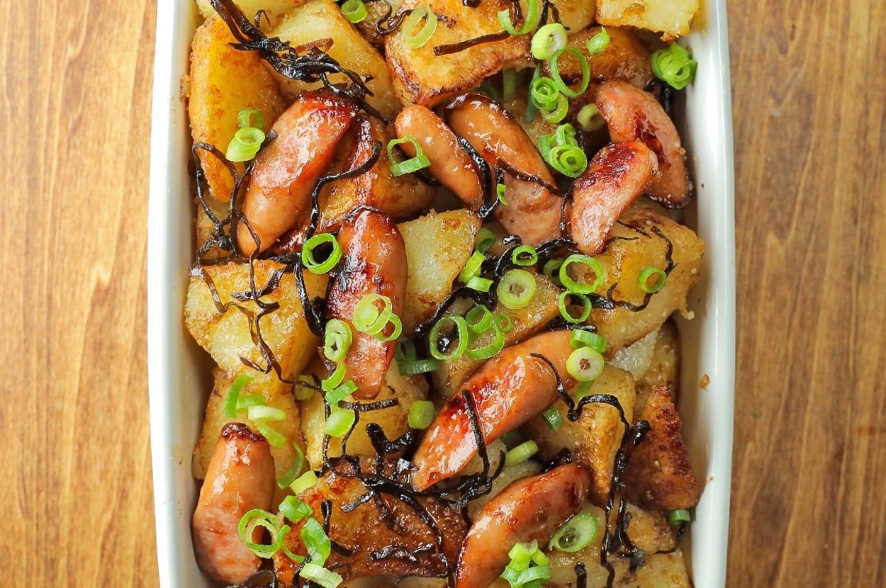 ウィンナーとポテトの和風焼き料理。ネギと海苔をトッピング。