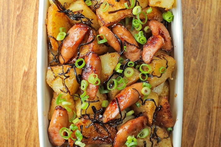 ウィンナーとポテトの和風焼き料理。ネギと海苔をトッピング。