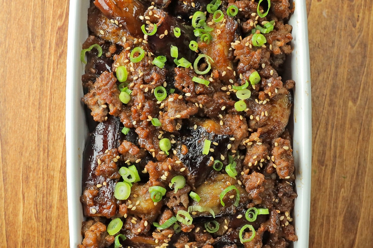 皿に盛られた牛ひき肉とナスの炒め物。ネギとゴマがトッピングされている。