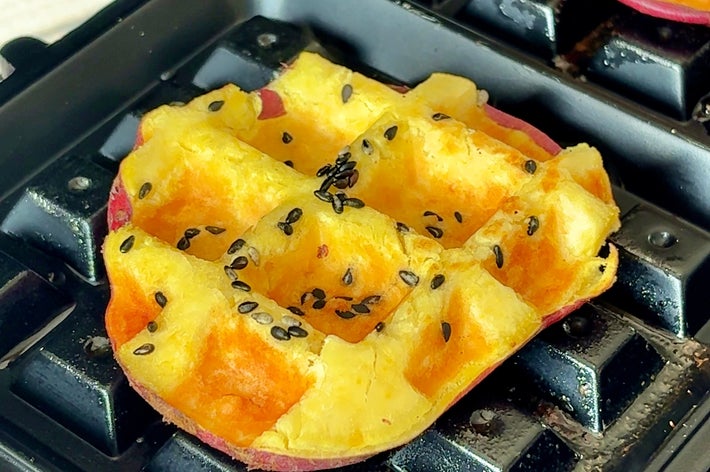 ワッフルメーカーで焼かれたさつまいもと黒ごまのワッフル。