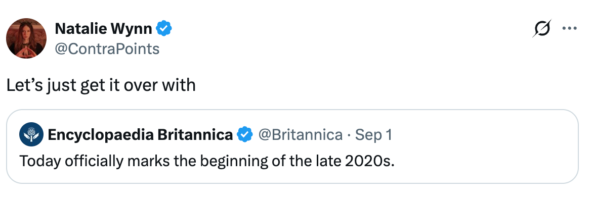 Tweet av Natalie Wynn deler Britannicas innlegg om den offisielle starten på slutten av 2020-tallet