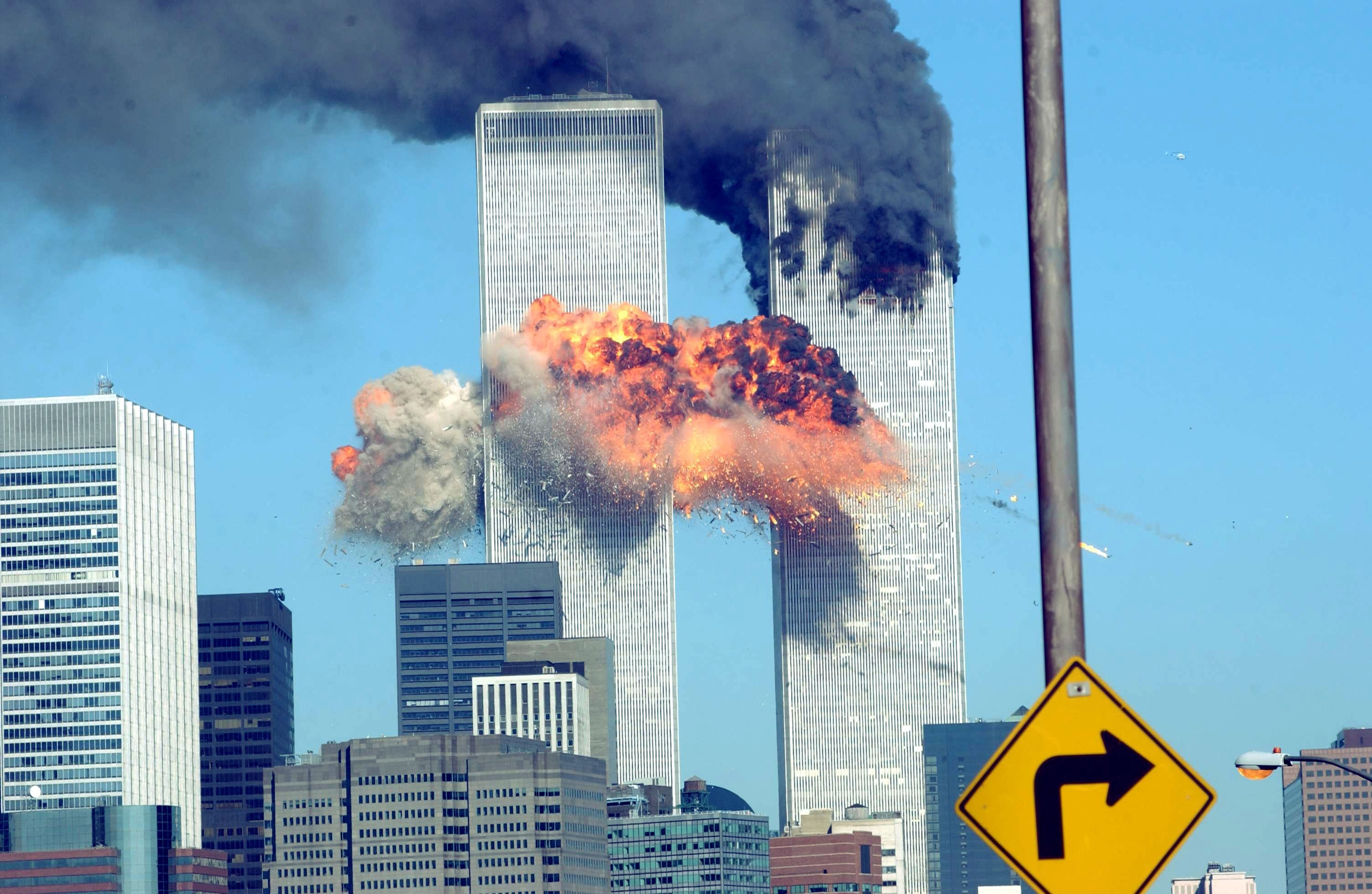 Røyk og flammer bryter ut fra tvillingtårnene under angrepet 11. september 2001 i New York City