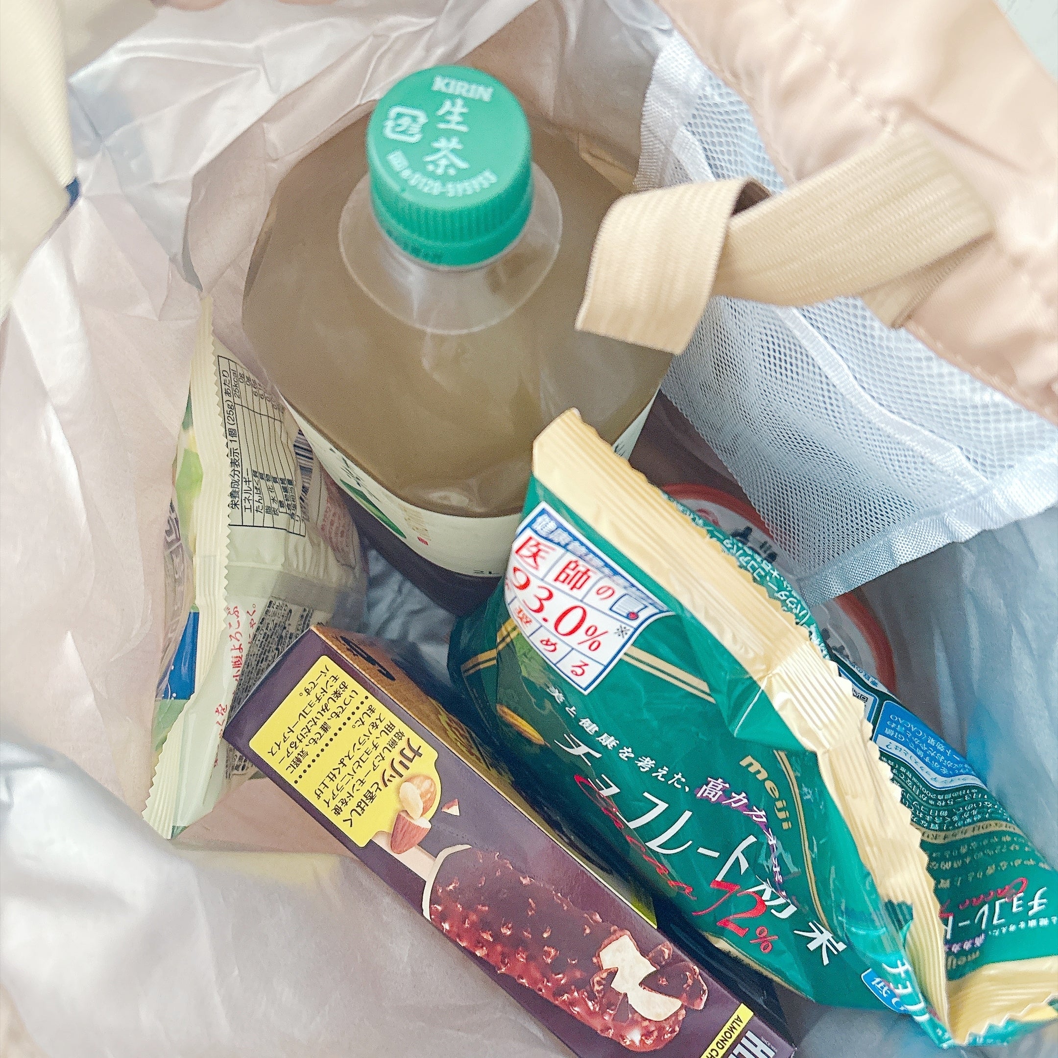 3COINS（スリーコインズ）の「たためる巾着エコバッグ／ENJOY PARK」バッグに食品が入っている様子。