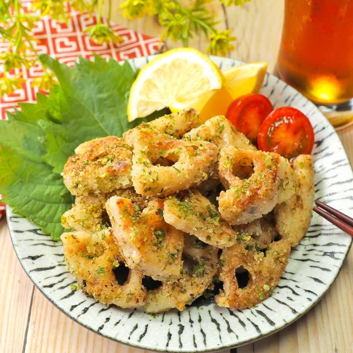 れんこんのフライとレモンスライス、ミニトマトの盛り合わせ。