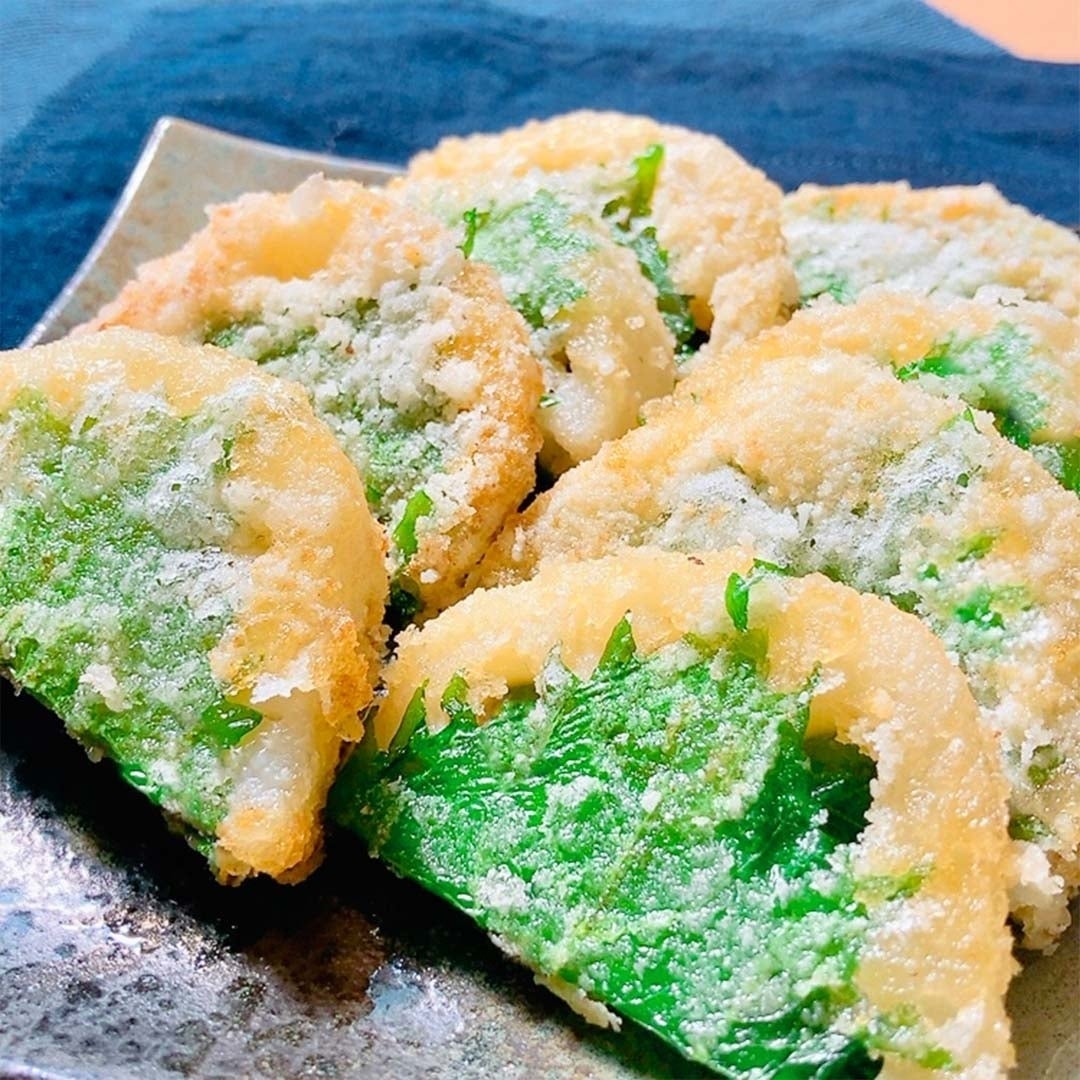揚げ物の葉が盛られたお皿。サクサクした衣が特徴で、美味しそうに見える。