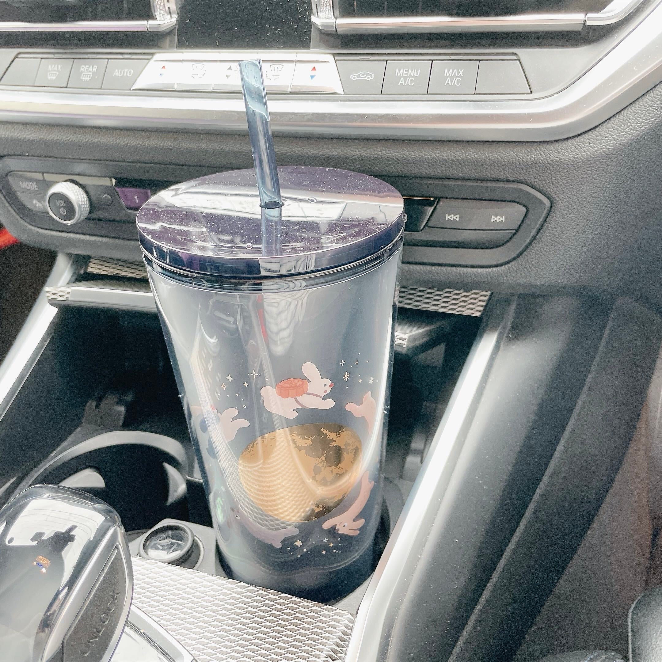 車のドリンクホルダーに入ったスターバックス「オータムフェスティバル2026コールドカップタンブラーラビットネイビー710ml」。