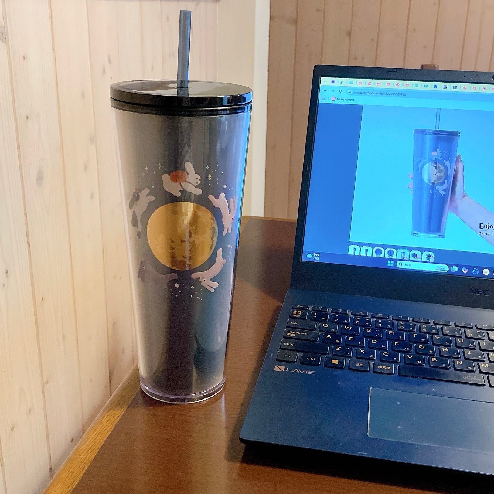 ノートパソコンの隣に置かれたスターバックス「オータムフェスティバル2026コールドカップタンブラーラビットネイビー710ml」。
