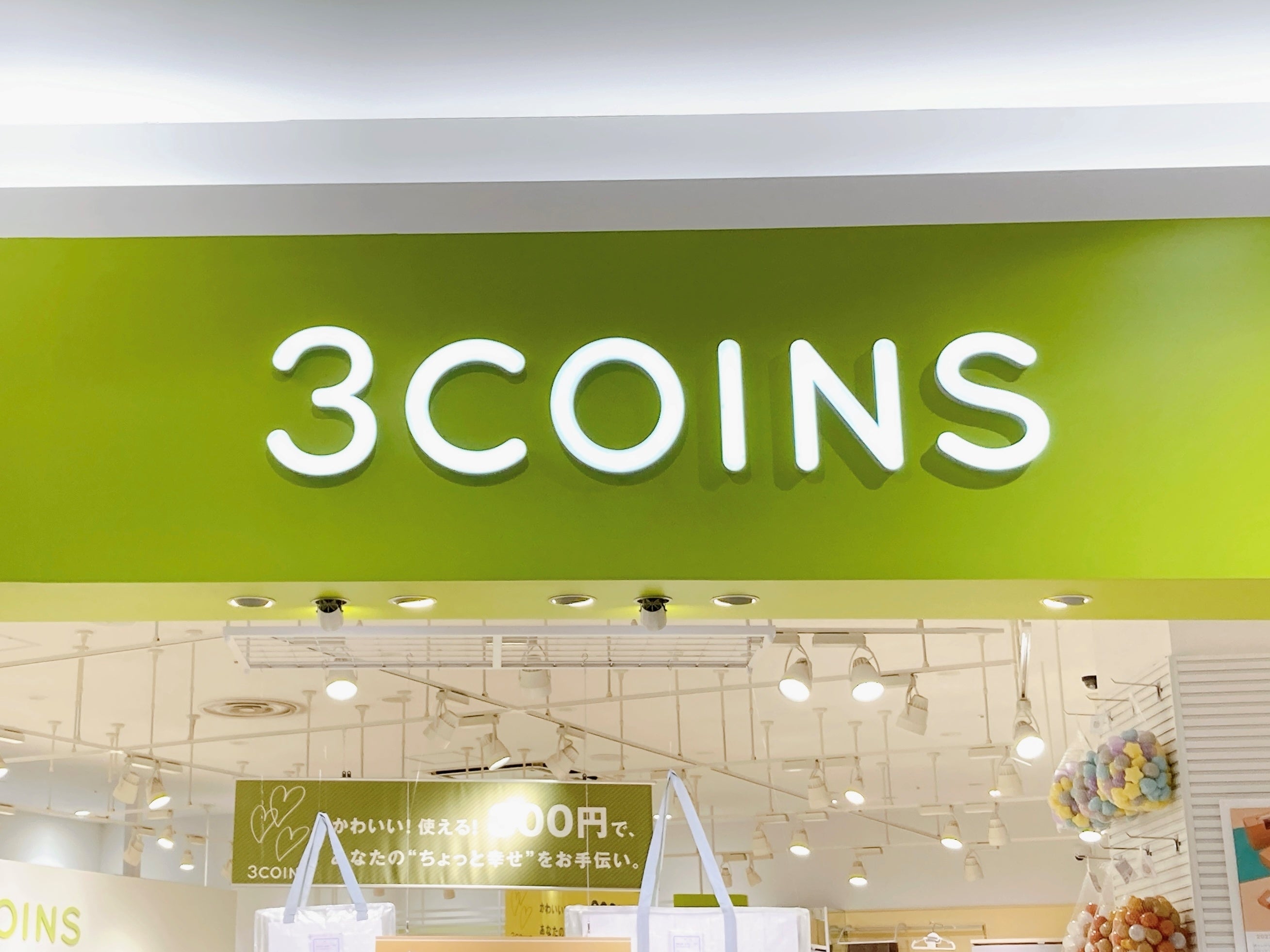 3COINS（スリーコインズ）のお店の看板。