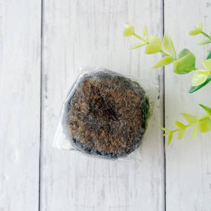 シャトレーゼの「粗搗き大福 黒胡麻」パッケージ。