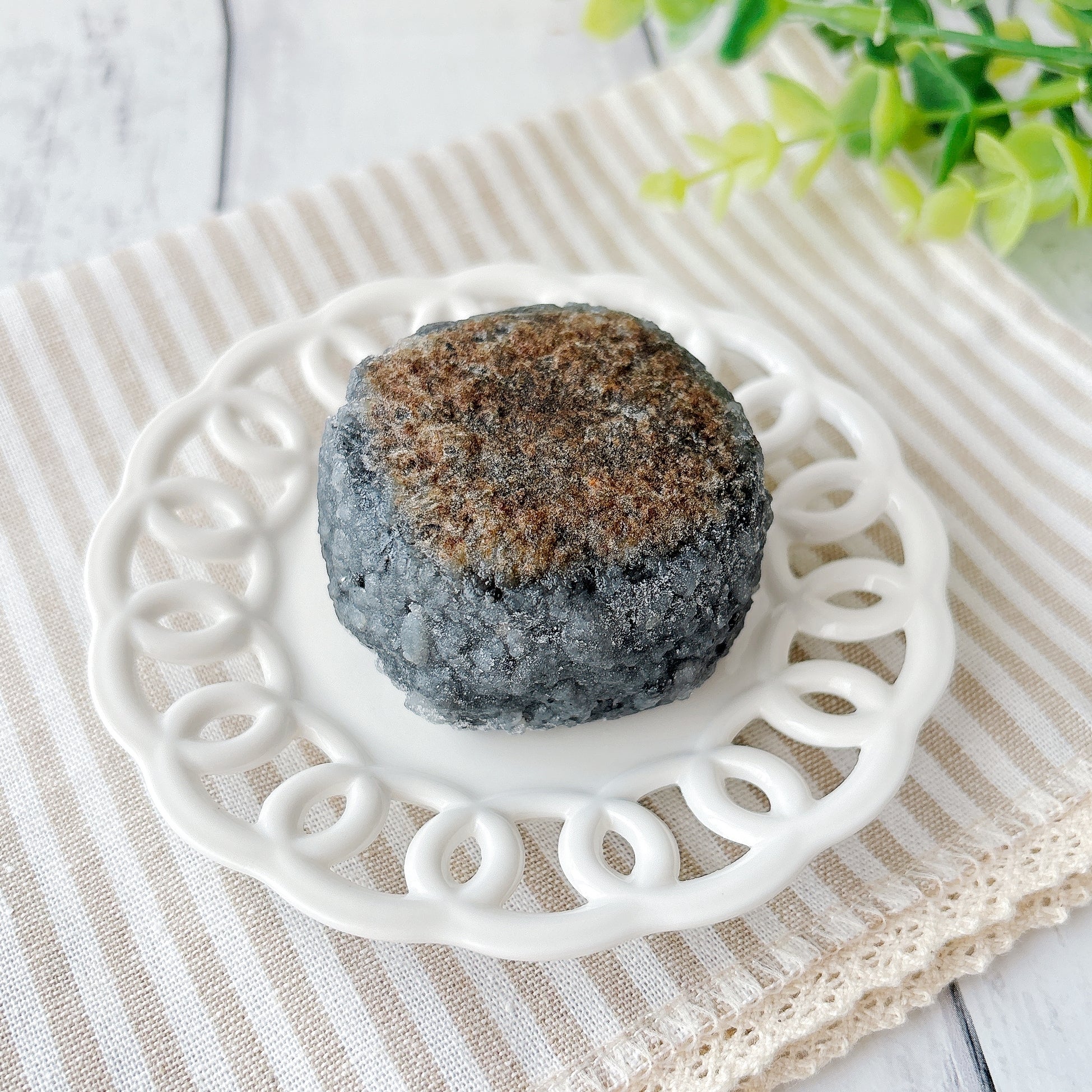 シャトレーゼの「粗搗き大福 黒胡麻」皿の上にのせられている様子。
