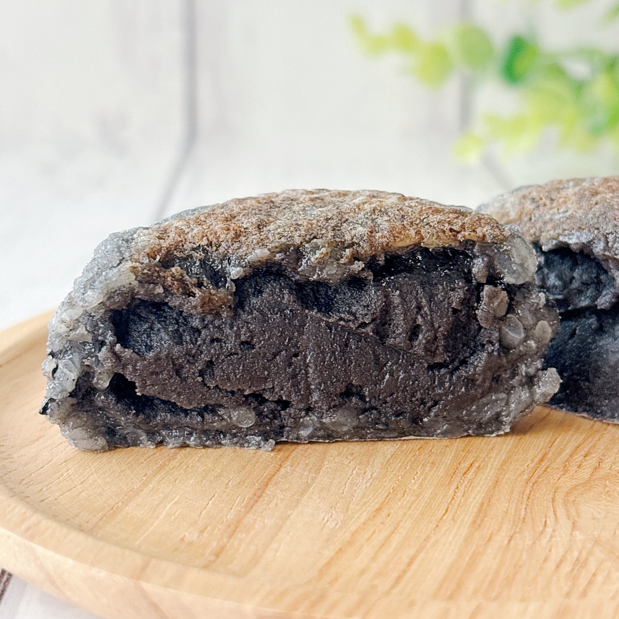 シャトレーゼの「粗搗き大福 黒胡麻」半分にカットした断面のクローズアップ。