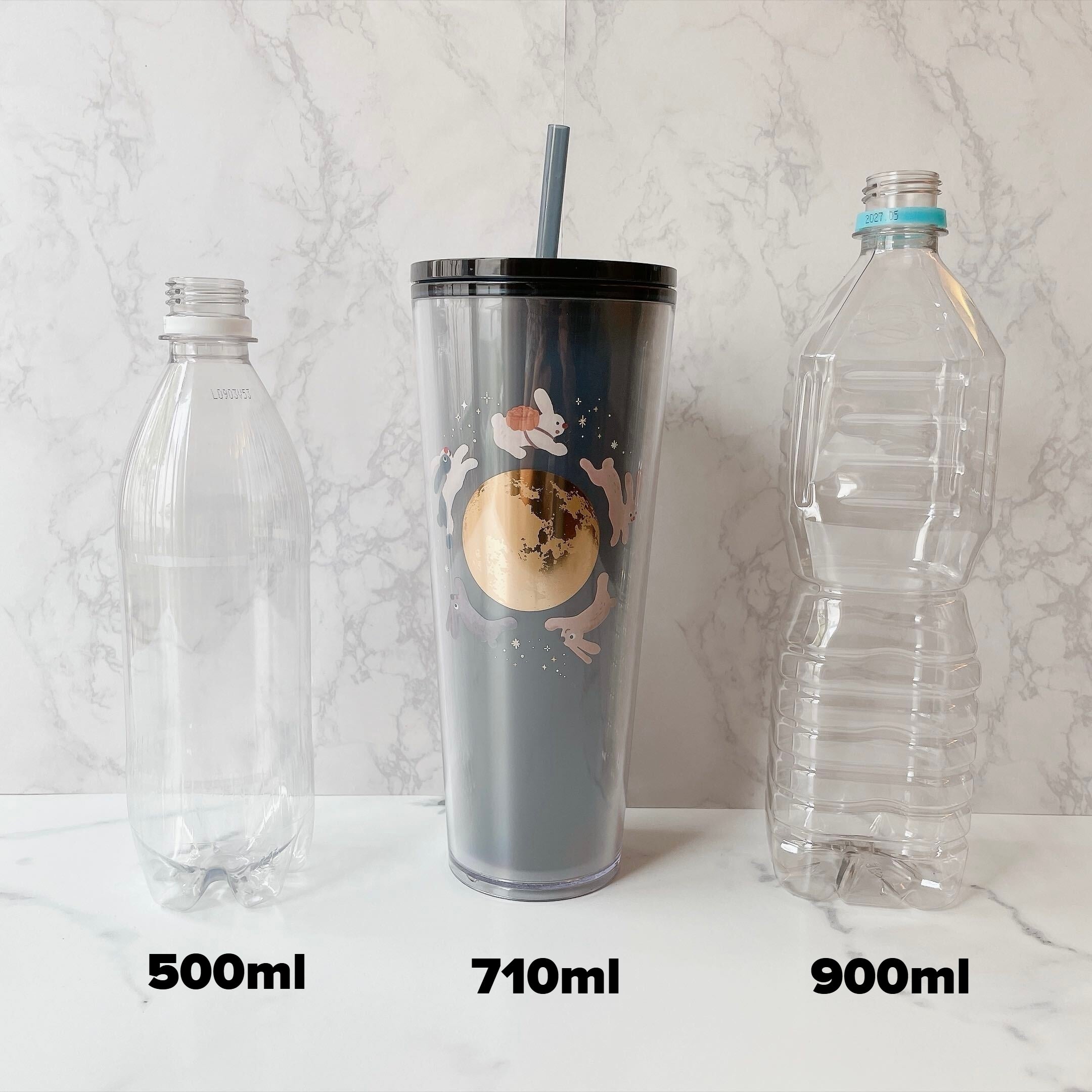 スターバックス「オータムフェスティバル2026コールドカップタンブラーラビットネイビー710ml」と空のペットボトルが並んでいます。