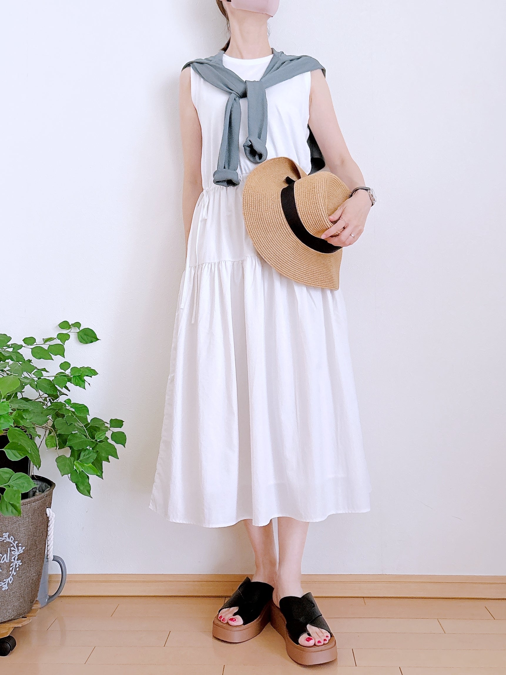 UNIQLO（ユニクロ）の「コンビネーションティアードワンピース/ノースリーブ」身長162cm女性でSサイズを着用。カーディガンやサンダルを合わせたコーディネート。