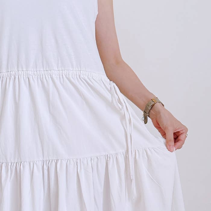 UNIQLO（ユニクロ）の「コンビネーションティアードワンピース/ノースリーブ」身長162cm女性でSサイズを着用。ウエスト部分のクローズアップ。