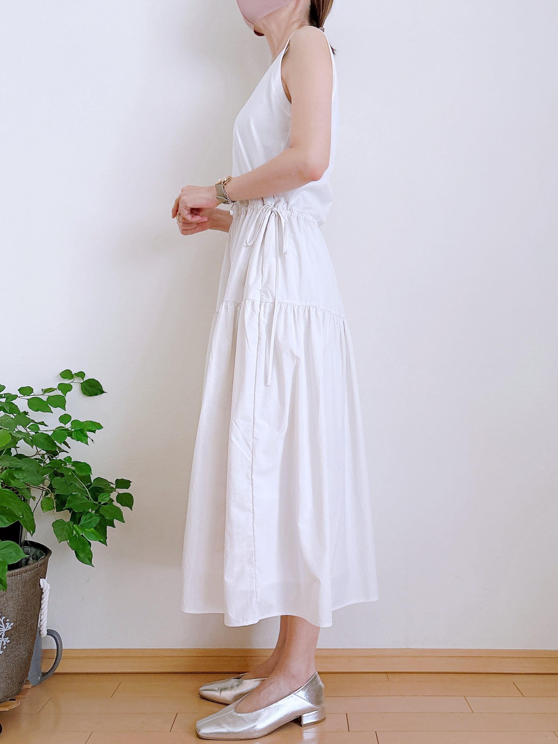 UNIQLO（ユニクロ）の「コンビネーションティアードワンピース/ノースリーブ」身長162cm女性でSサイズを着用。横向きに立っている様子。