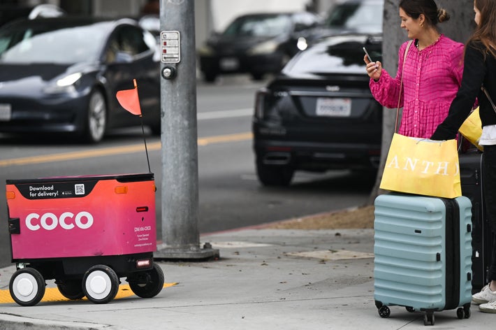 出前用宅配ロボット「COCO」（＝2023年3月20日）Patrick T. Fallon / AFP＝時事