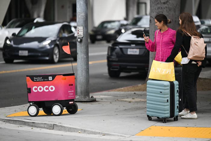 出前用宅配ロボット「COCO」（＝2023年3月20日）Patrick T. Fallon / AFP＝時事