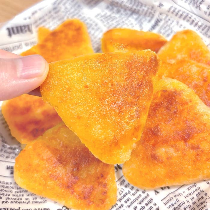 手に持たれたポテトスナック。