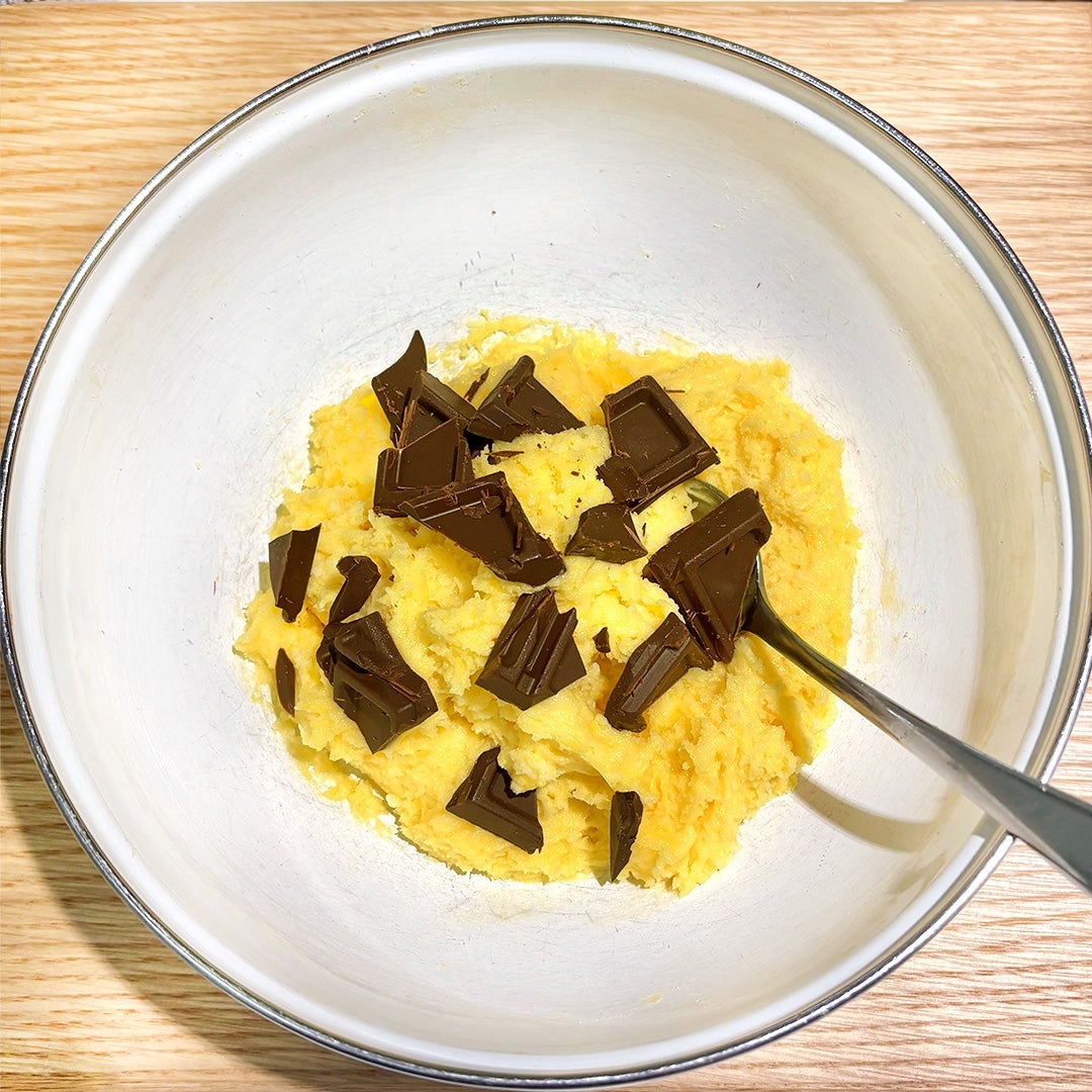 生地にチョコレートを混ぜる様子。