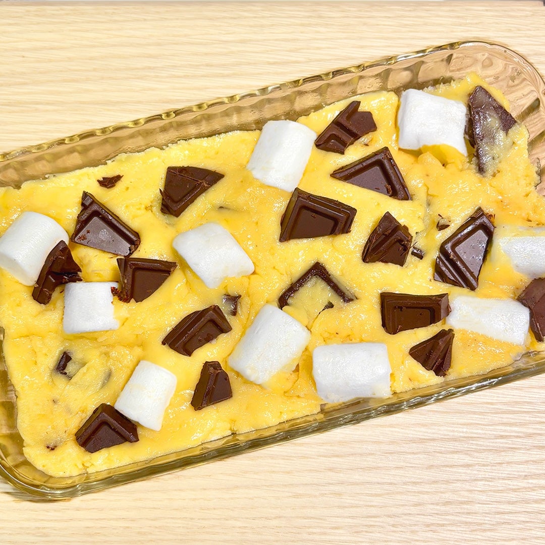 生地にチョコレートが散りばめられている。