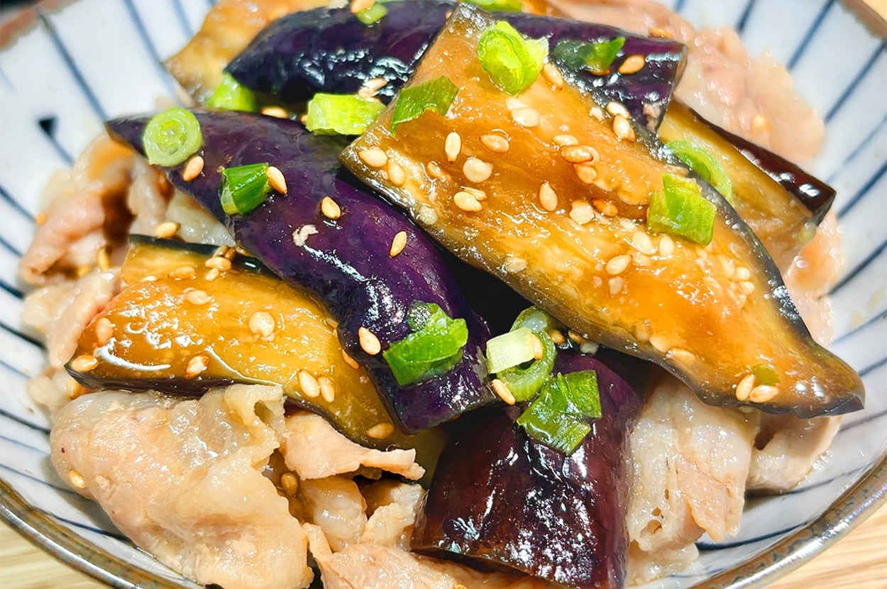 ナス料理にネギとゴマが散らされている。