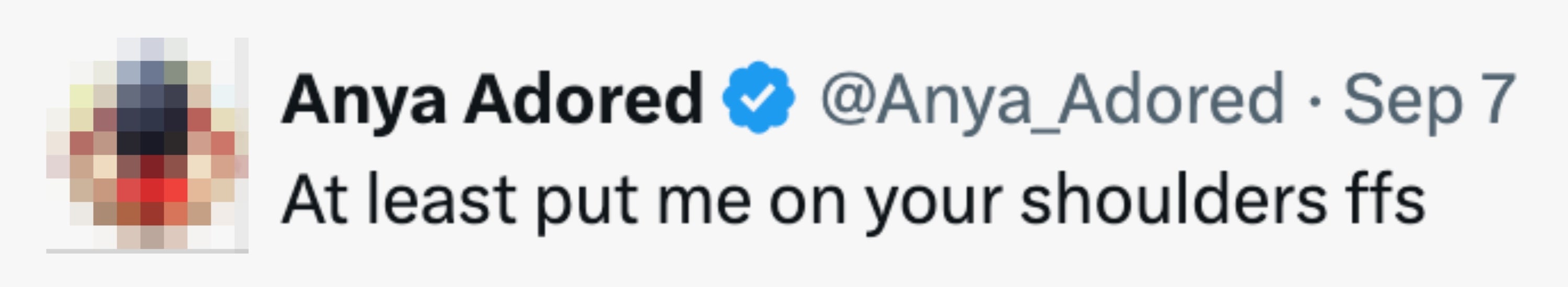 Profilbilde av en person med langt hår. Tweet av brukeren Anya Adored leser: "Sett meg i det minste på skuldrene dine ffs"