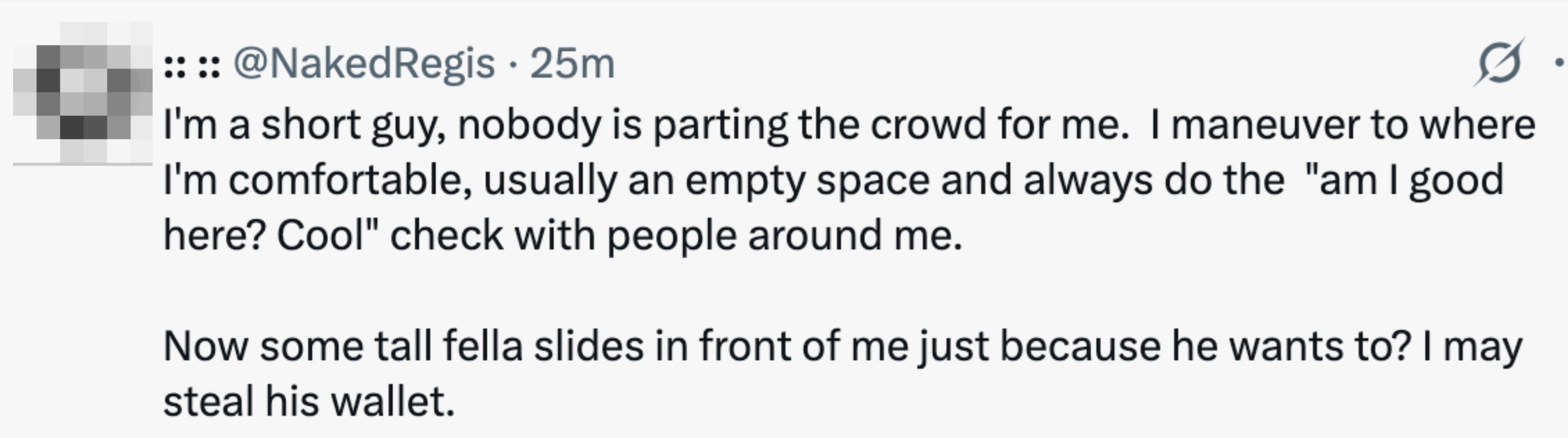 Tweet av @NakedRegis: Klager humoristisk over en høy person som blokkerer utsikten til tross for strategien deres om å bo i komfortable, uoverfylte rom