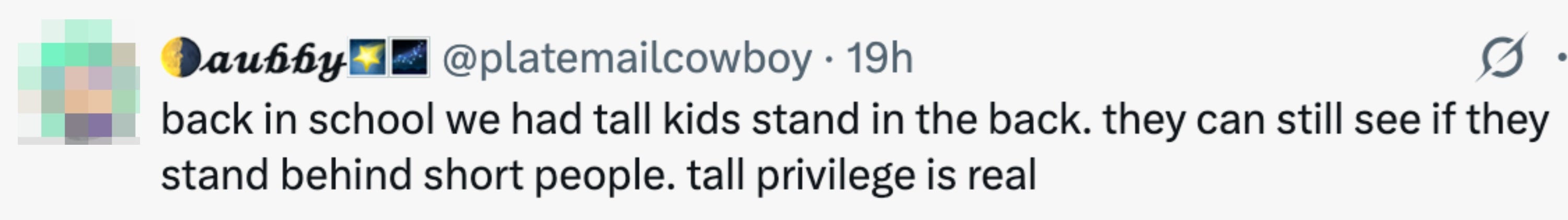 Tweet om høye elever som står bakerst på skolen slik at de kan se, og fremhever «høye privilegier».